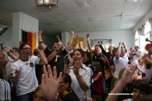 Rund 100 Fans jubelten sich im Lebenslang in den siebten Fußballhimmel.