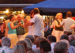 parkvergnuegen_web Spiel um Platz drei für Jogi’s Jungs und gleichzeitig Schlager-Nacht im Schloßpark?