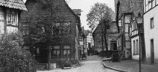 Straßenidyll im Schennershagen - heute schwer wiederzuerkennen. Das vorkragende Haus ist verschwunden, vorn rechts wurden die Gebäude für das moderne „Arminius Hotel“ restauriert.
