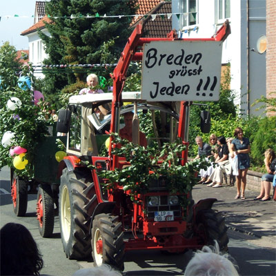 ehrsen_web Ein Dorffest als Titel-Termin? Klar, wenn wie beim Dorffest in Ehrsen ein ganzer Ortsteil Kopf steht.