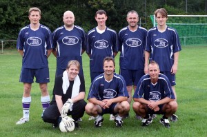 Der Salzstreuner FC. Die bunt durchgewürfelte Spaß-Kombo: Hintere Reihe v. l. : Marco Treppner, Schüppe Penn, Dennis Wehmeier, Bonzo Meier, Rainer Tautz. Vordere Reihe v. l. : Tobias Gerlach, Lexi Ruge, Thomas Ludewig