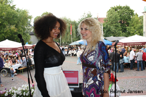 Starke Stimmen, starke Stimmung: Die Kölner Sängerin Christina Müller (rechts) mit stimmlicher Unterstützung von Patricia sang sich beim Weinfest in das eine oder andere Salzufler Herz.