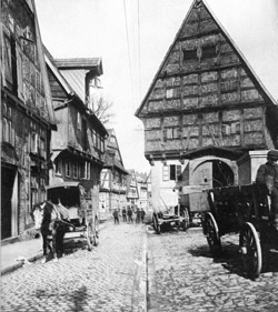 Die Ritterstraße mit dem alten Haus Gießenbier am Hafermarkt um 1900.