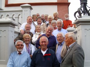 Gruppenfoto auf der Treppe am „Historischen Rathaus“.