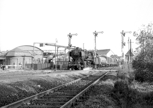 Nahgüterzug aus Lage, gezogen von der „50 1850“, fährt in den Bahnhof Bad Salzuflen ein