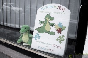 Altes Schaufenstermotiv von Kinder in Not OWl Maskottchen im Schaufenster von Kinder in Not OWL