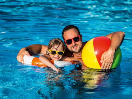Vater und Kind im Schwimmbad