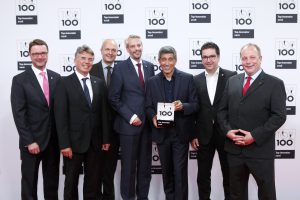 Ranga Yogeshwar übergibt der ESSMANN GROUP die Auszeichnung TOP 100 Innovator 2016: (v. l. n. r.) Ralph Fels (Leitung Produktmanagement), Frank Wienböker (Gesamtleitung Vertrieb), Ralf Schröder (Leitung Strategischer Einkauf), André General (Leitung Personalmanagement), Ralf Dahmer (Vorsitzender der Geschäftsführung) und Stefan Schneider (Leitung Technik)