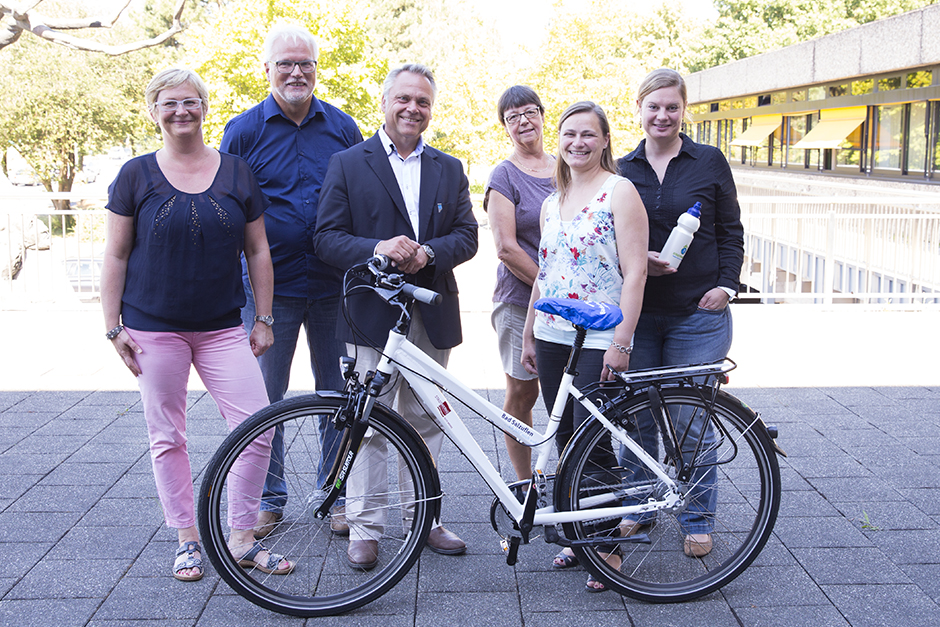 Stolz präsentiert das "Stadtradeln"-Team den Hauptgewinn: das Bad Salzuflen Cityrad - ein echtes Unikat!