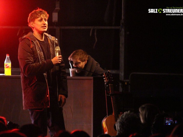 Tim Bendzko auf der Bühne im Kurpark