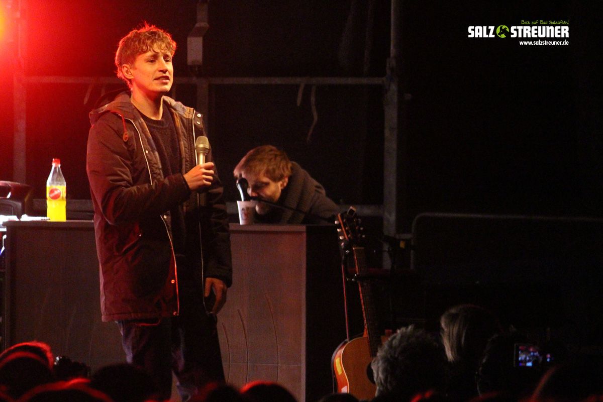 Tim Bendzko auf der Bühne im Kurpark