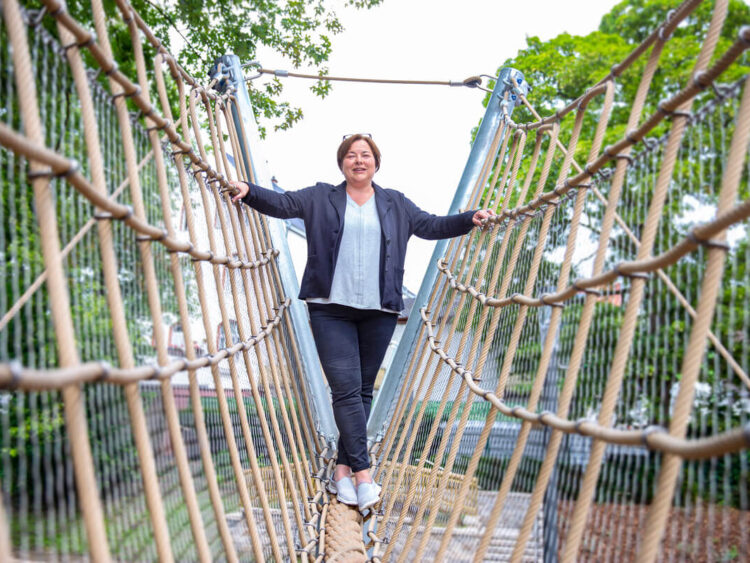 Heike Preß auf dem neuen Spielplatz in der Innenstadt