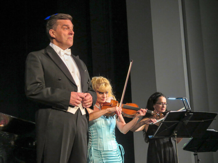 Tenor Stefan Lex, seine Ehefrau und Pianistin Sigrid Althoff, die Sopranistin Christiane Linke und das Streicher-Ensemble Pomp-A-Dur