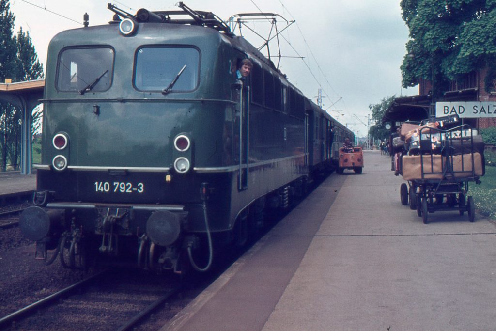 Expressgut auf Gleis 1 am Bahnhof Bad Salzuflen, 1975