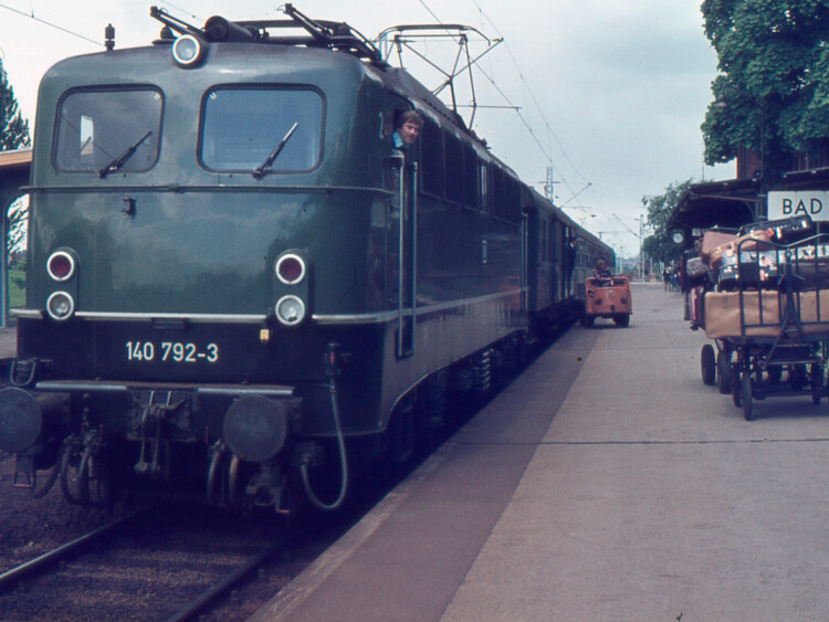 Expressgut auf Gleis 1 am Bahnhof Bad Salzuflen, 1975