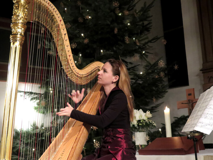 Harfenistin Jasmin-Isabel Kühne bei ihrem Konzert in der Kirche zu Bergkirchen
