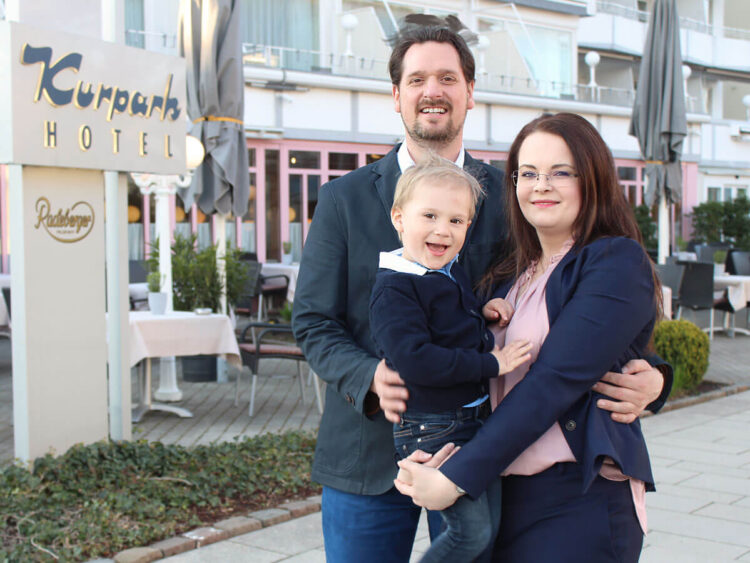 Foto Familie Lenger vor dem Kurpark Hotel