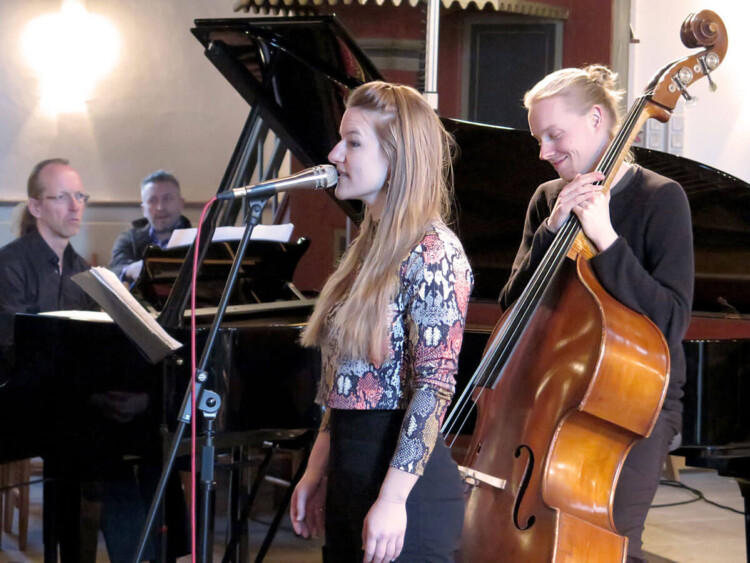 Mylène Kroon (Gesang) und Kevin Hemkemeier (Kontrabass) in Bergkirchen