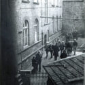 Foto: sog. Schutzhäftlinge im Innenhof des alten Amtsgerichts in Bad Salzuflen (1930er Jahre)