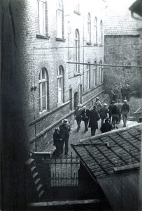 Foto: sog. Schutzhäftlinge im Innenhof des alten Amtsgerichts in Bad Salzuflen (1930er Jahre)