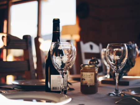 Symbolfoto gedeckter Tisch mit leeren Gläsern und Sektflasche