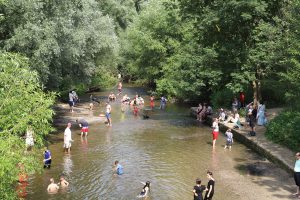 Foto: Besucher baden am 30. Umwelttag im UWZ Heerser Mühle