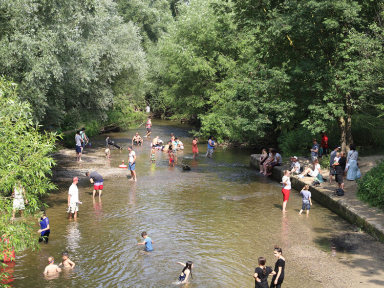 Foto: Besucher baden am 30. Umwelttag im UWZ Heerser Mühle