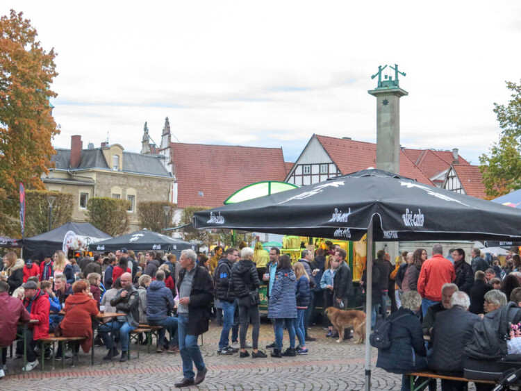 Menschen auf dem Salzhof beim StreetFood Circus 2019 in Bad Salzuflen