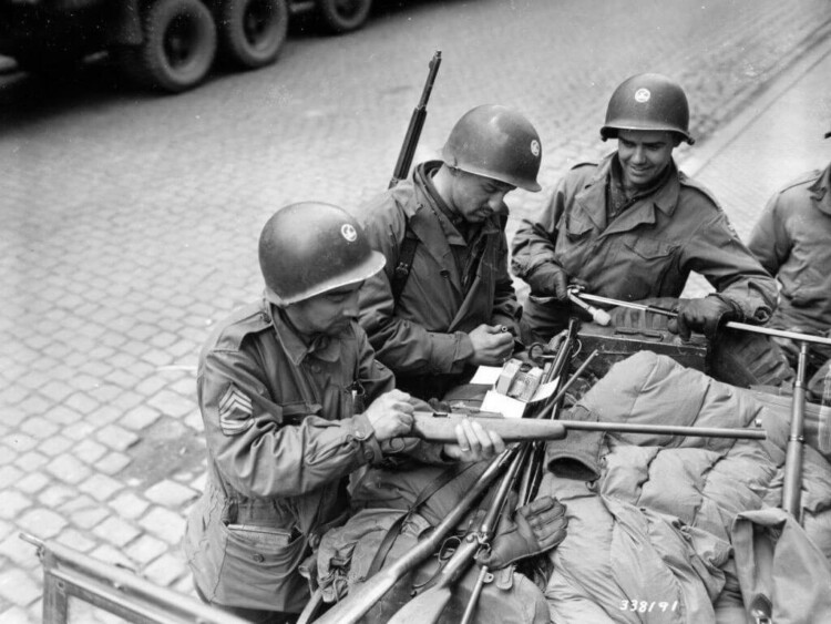 Soldaten am Herforder Tor (1945)