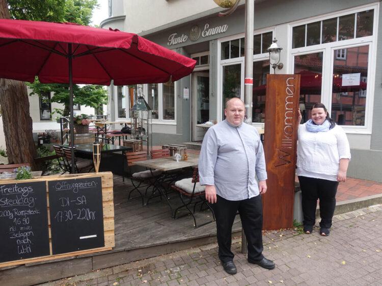 Andreas Peter-Kerstin und Svenja vor dem Lokal Tante Emma