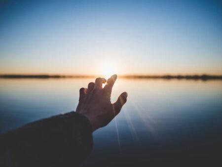 Hand vor Sonnenuntergang