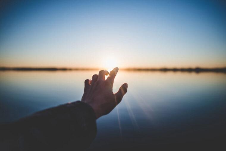 Hand vor Sonnenuntergang