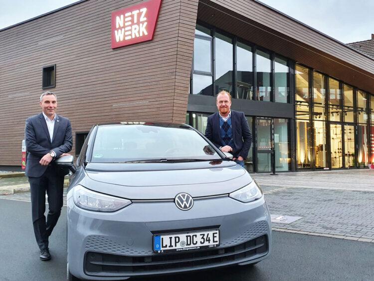 Foto Dirk Tolkemitt und Volker Stammer mit Elektroauto