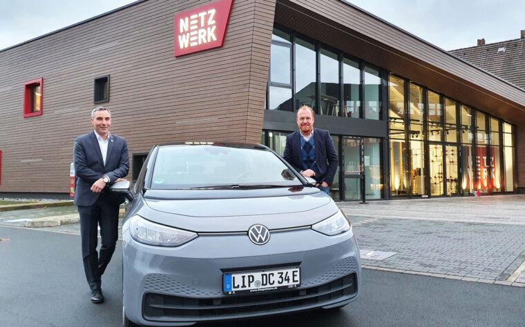 Foto Dirk Tolkemitt und Volker Stammer mit Elektroauto