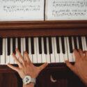 Klavierspielende Hände und Notenblatt