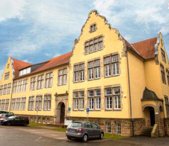 Das Stadtarchiv befindet sich in der Gelben Schule.