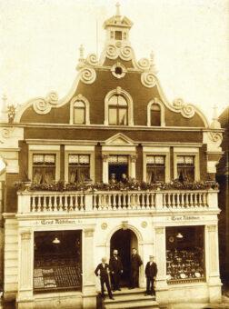 Neben dem Haus Kleböhmer (Foto von 1900) …
