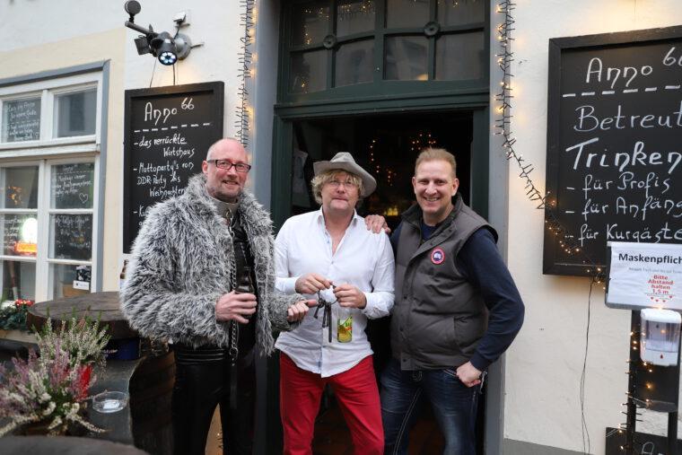 Goodbye Bad Salzuflen: Markus Rausch, Uwe und Jürgen Ortmann vor dem Anno 
