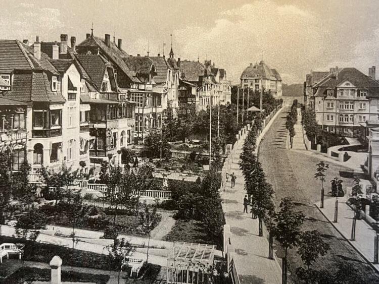 Eine alte Schwarz-Weiß-Fotografie der Parkstraße in Bad Salzuflen.
