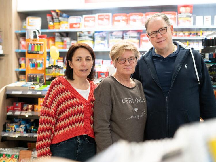 Filiz Cakir, Birgit Lappenbusch und Harry Lappenbusch im Lotto-Geschäft am Salzhof.