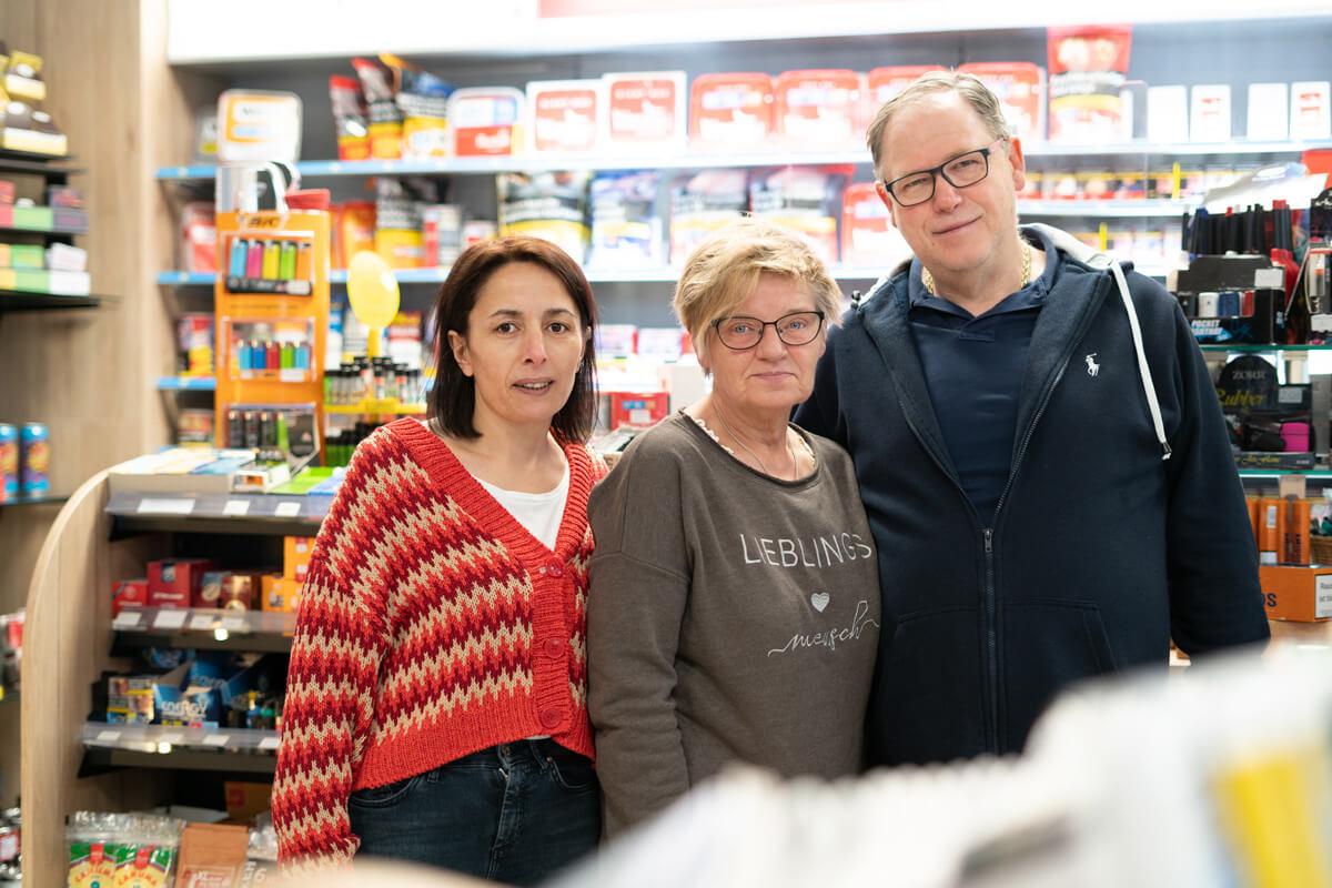 Filiz Cakir, Birgit Lappenbusch und Harry Lappenbusch im Lotto-Geschäft am Salzhof.