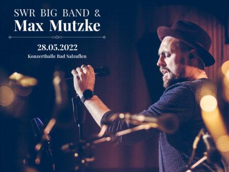 Max Mutzke auf der Bühne. Text im Bild besagt: SWR Big Band und Max Mutzke. 28.05.2022. Konzerthalle Bad Salzuflen.