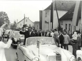 Willy Brand auf Wahlkampfreise in Knetterheide am 3.6.1961