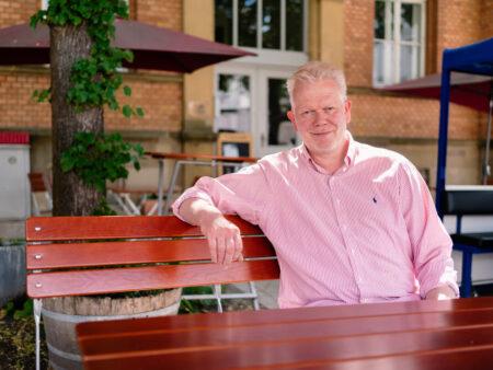 Foto von Jupp Westfeld an einem Tisch.