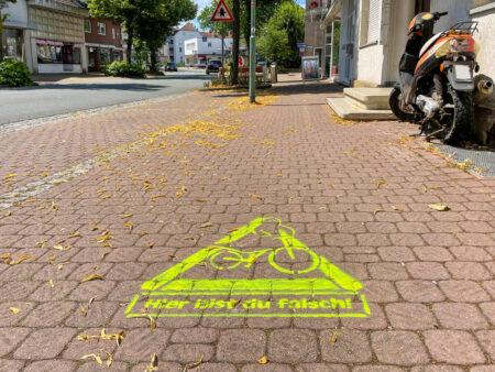 Geisterfahrer auf dem Bürgersteig für Fahrradfahrer