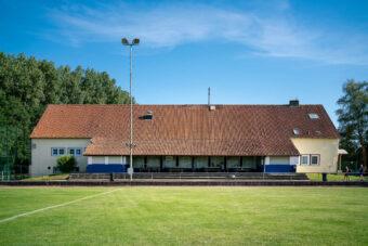 Foto der Haupttribüne sowie der Turn- und Sporthalle der TSG Holzhausen / Sylbach.