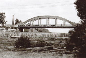 Foto der Bogenbrücke um 1950.