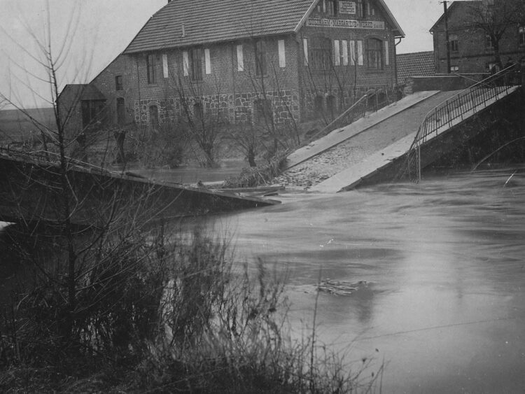 Eingestürzte Brücke über der Werre.