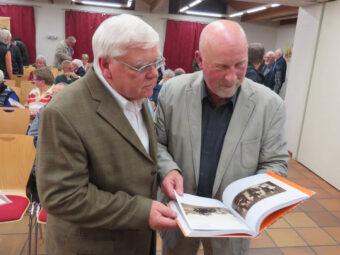 Fritz Gast und Franz Meyer mit Buch