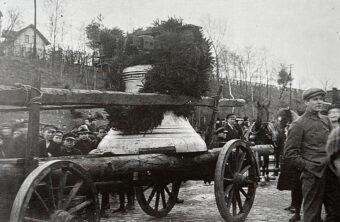 Transport einer Kirchenglocke auf einem Wagen 1922